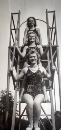 Hana (nahoře) s kamarádkami na koupališti