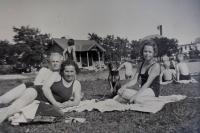 Hana s rodiči na koupališti