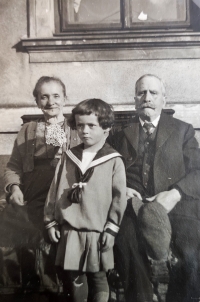 Hana Dobešová s prarodiči