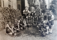 Školní představení, Hana v pokleku třetí zprava