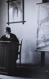 Třídní učitelka Hany u katedry