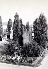 Hrob sovětských zajatců na hřbitově v Obříství, dobová fotografie z archivu pamětnice