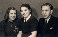 Jar. Junková with her parents
