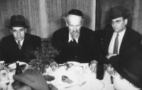 Uprostřed vrchní rabín dr. Gustav Sicher, vpravo František R. Kraus, asi 1960