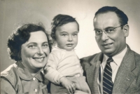Tomáš Kraus s rodiči v roce 1955