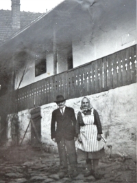 Rodiče manžela Jaroslava před domem v Chrudichromech