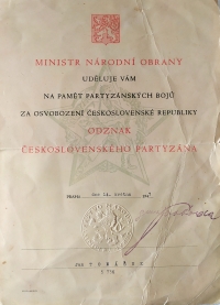 Odznak partyzána pro Jana Tomáška od ministra obrany Ludvíka Svobody, 1947