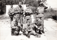 Pavel Svárovský (druhý zleva nahoře) během poddůstojnické školy v Prešově. Je ve skupině s vojáky, kteří měli stráž u skladu pohonných hmot, 1983 