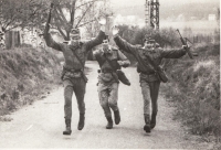 Pavel Svárovský (uprostřed) při prověrkách bojové připravenosti ve Slaném, srpen 1984