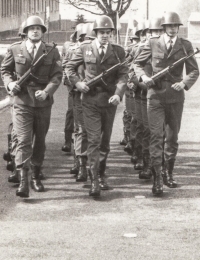 Pavel Svárovský (první zprava vepředu) při vojenském pochodu v kasárnách 1. tankového pluku ve Strašicích