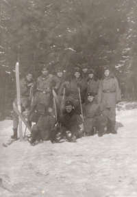 Pavel Svárovský (stojí třetí zleva) na zimním cvičení v Doupovských horách, 1985