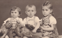 S mladšími bratry Petrem a Mojmírem