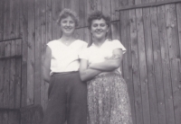 S kamarádkou Janou Holečkovou (provdanou Šlosárkovou), cca 1958