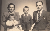 Rodina Cvejnova, maminka Božena s malou Boženkou, syn Václav a tatínek Josef, 1950