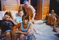 Rodina a přátelé Oldřicha Řičánka u něj na chatě, zcela vpravo Vlast. Bubník, nedatováno 