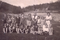 Fr. Němec se svou třídou na místě, kam chodili na tělocvik, v pozadí je cesta, která vedla do tábora, Hodonín u Kunštátu 1940