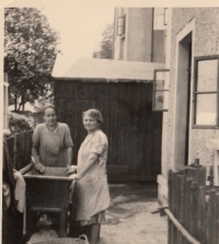 Život na Karlově před 2. světovou válkou, maminka Jana Herejka při praní prádla se sousedkou