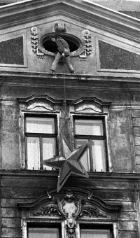 Jiří Dohnal při odstraňování rudé hvězdy v Olomouci, listopad 1989