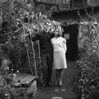 Ivan a Věra Jirousovi, Pod Zátorami, na dvorku Jana Ságla, 1966