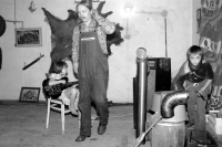 Tobiáš Jirous na baráku Osvračín hraje na improvizované bubny, 1982 