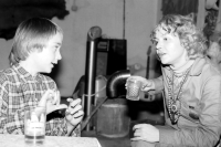 Tobiáš Jirous s maminkou na baráku, Osvračín, 1982