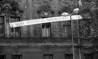Jiří Dohnal při odstraňování komunistických transparentů v Olomouci, listopad 1989