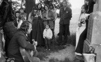 Tobiáš Jirous (uprostřed) na svatbě Jany Hlavsové, 1975
