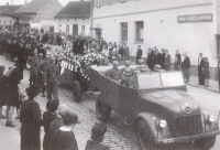 Pohřeb odbojářů popravených v Brandenburgu 19. února 1945