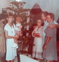 Rodina Zdeňka Musila s polskou sousedkou a jejím ročním synem Tomkem v Havaně o Vánocích roku 1980