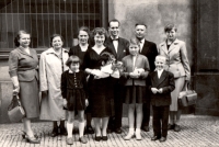 Promoce Boženy Krškové v roce 1958, na snímku s rodinou