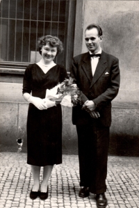 Promoce Boženy Krškové v roce 1958, na snímku s manželem