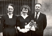 Promoce Boženy Krškové v roce 1958, na snímku s rodiči