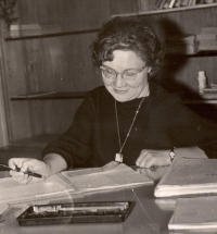 Na snímku ze 60. let je Božena Kršková jako soudkyně