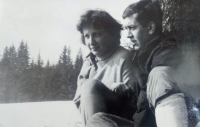 Zdeněk Musil s budoucí manželkou Alenou za svobodna na lyžích v Železné Rudě roku 1963