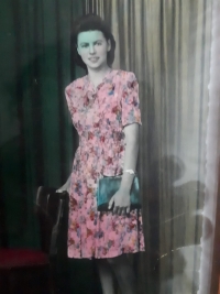 Maminka Helena Hošková, 40. léta 20. století