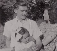 Rodiče Oldřich a Helena Hoškovi s nejstarší dcerou, 50. léta 20. století