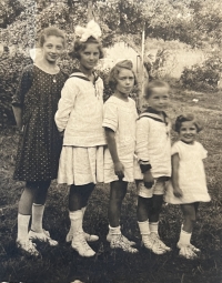 Hana Spitzová, matka pamětnice (poslední vpravo), 1921