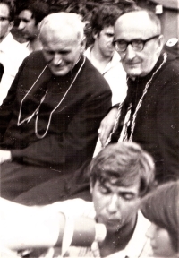 Marián Hošek na pouti mladých na horu u Katovic, v pozadí kardinál Wojtyla, 1972