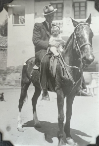 Vera s otcem na koni, Latacunga, Ekvádor 1942