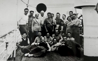 Na lodi z Hamburku, skupina 21 mladých lidí. První manžel Hany, matky pamětnice (stojící vpravo v brýlích), Hana sedí uprostřed, Victor sedí u ní na zemi, 1938