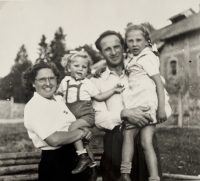 Celá rodina Konigova, Smolotely u Příbrami 1948