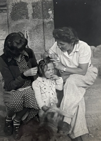 Vpravo teta Alice, která přijela z New Yorku na návštěvu, vpravo matka Hana, uprostřed Vera, zřejmě jí vybírají vši, Latacunga 1946
