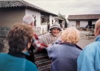 Konigovi na návštěvě na farmě v Latacunga, objímají se s majordomem, který byl na farmě už v roce jejich příjezdu 1938, Latacunga 1969