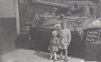 Věra Zajícová se svým starším bratrem Pavlem u amerického tanku v roce 1945