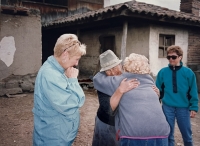 Matka se objímá s Carmen, která se starala o Veru a Katju, když byly malé, Latacunga 1969