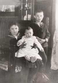 Victor Konig stojící vpravo s Franzem a Irmou, 1922
