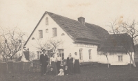 Dům čp. 10 ve Velkém Poříčí, kde bydlely rodiny Koletova a Cvejnova, kolem roku 1914