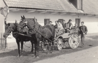 Před statkem Burešových ve Velkém Poříčí, 70. léta