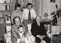 Věra a Václav s prvorozeným synem Petrem a rodiči Josefem a Boženou, 1975