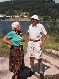 Sourozenci Irma a Victor, na výletě v Čechách u příležitosti 85. narozenin, 1996